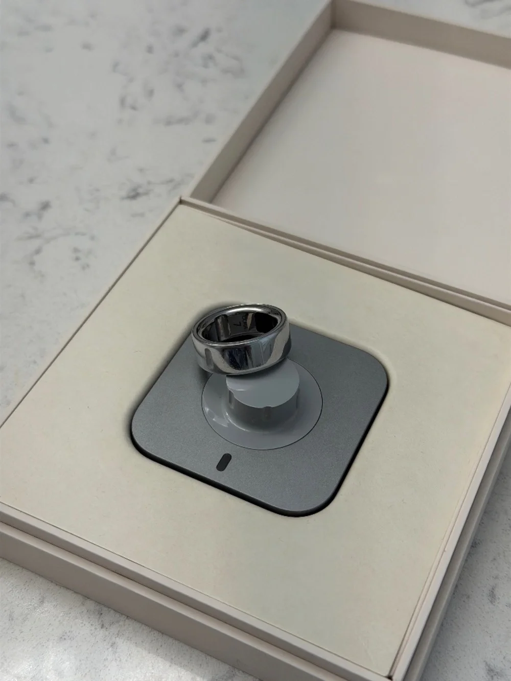 Oura Ring Gen 4 - Silver Size 7 with Charger + Cable